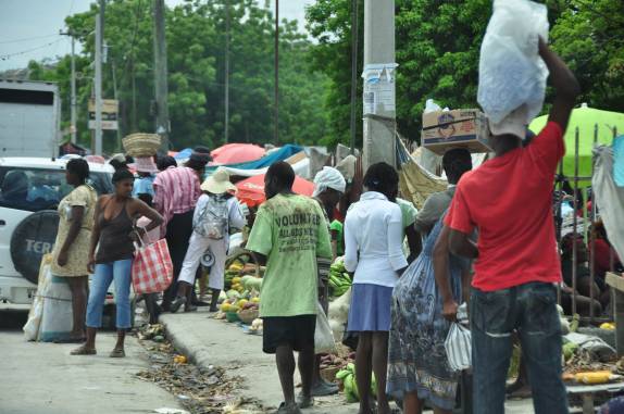 O movimentado mercado de Cabaret, antiga Duvalierville, ao norte de Port-au-Prince, no Haiti